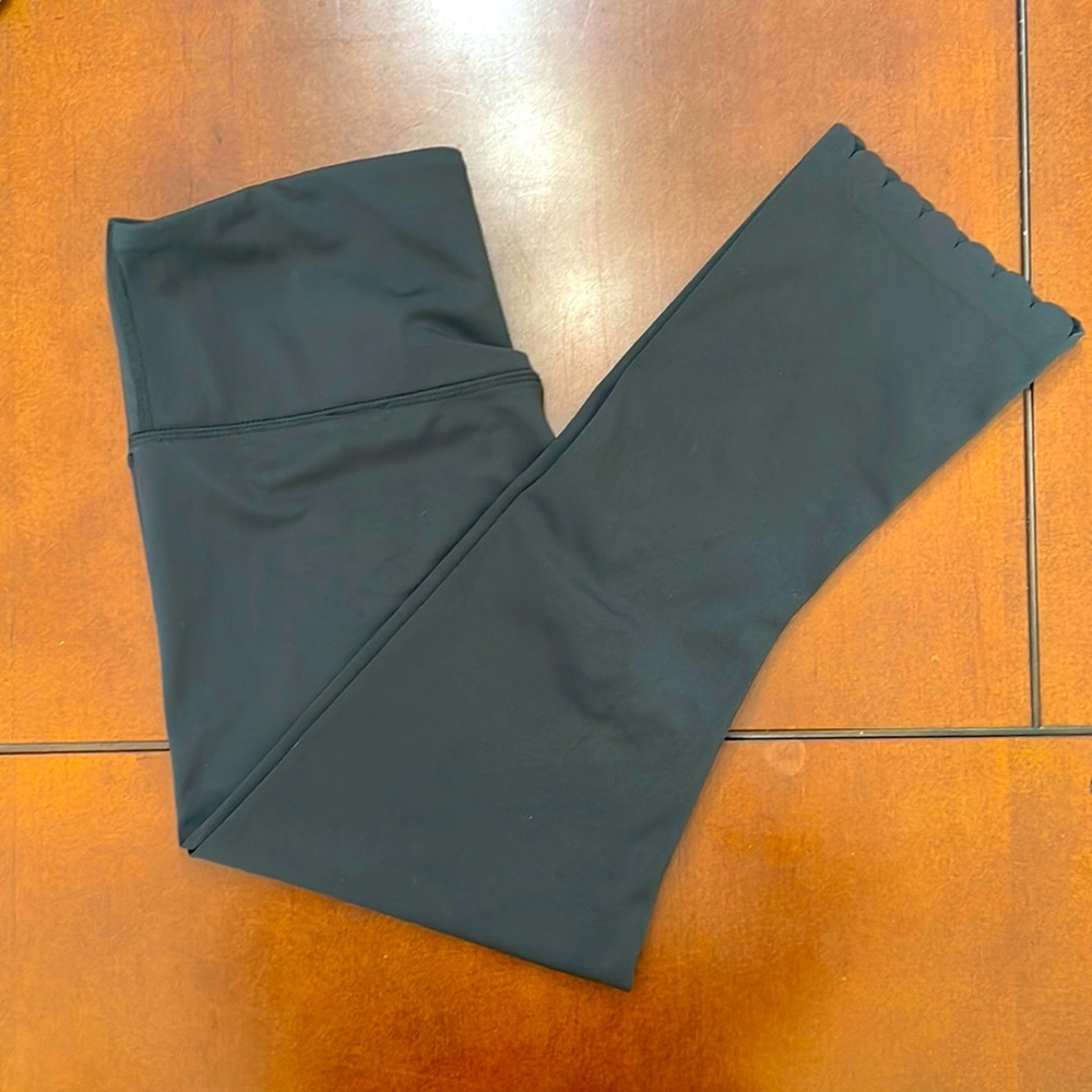 Kate Spade Scalloped Hem Capri Leggings.